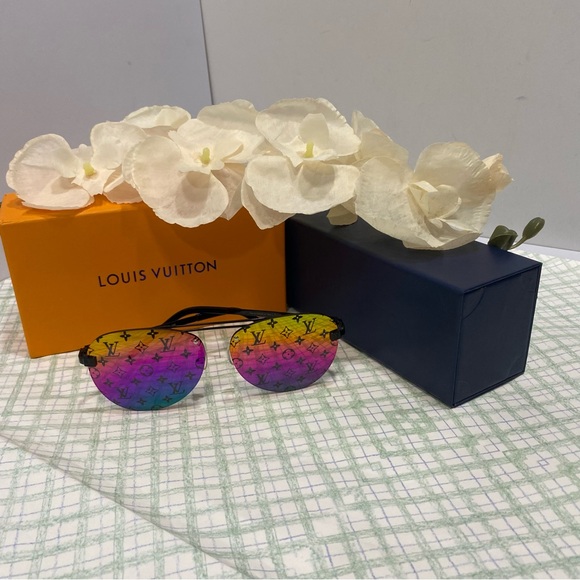 Louis Vuitton Women's Authentic Sunglasses - Picture 1 of 4